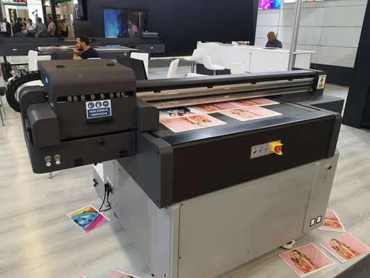 UVフラットベッドデジタルステッカープリンター AC220V 商業用印刷機